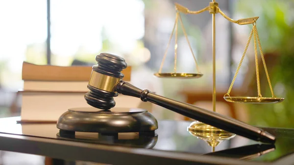 Licitației ,,cu strigare’’ de vânzare-cumpărare și de dare în arendă.